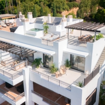 Stunning duplex penthouse with breathtaking views in La Quinta, Benahavís Picture 0