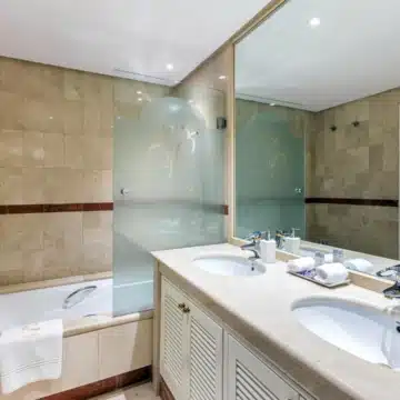 Elegant duplex penthouse located in the exclusive Ventura del Mar, Puerto Banus Picture 7