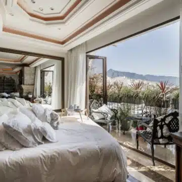 Frontline beach duplex apartment in the iconic Benábola, Puerto Banús Picture 3