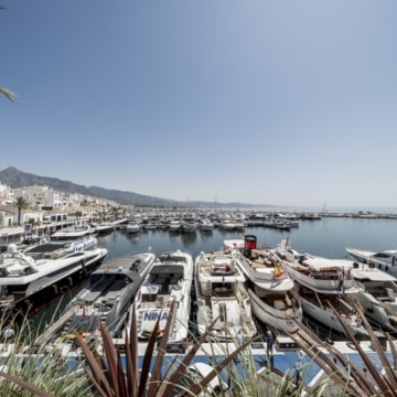 Frontline beach duplex apartment in the iconic Benábola, Puerto Banús Picture 20