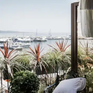 Frontline beach duplex apartment in the iconic Benábola, Puerto Banús Picture 0