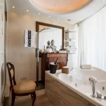 Frontline beach duplex apartment in the iconic Benábola, Puerto Banús Picture 10