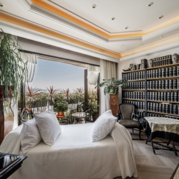 Frontline beach duplex apartment in the iconic Benábola, Puerto Banús Picture 1