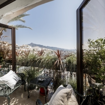 Frontline beach duplex apartment in the iconic Benábola, Puerto Banús Picture 15