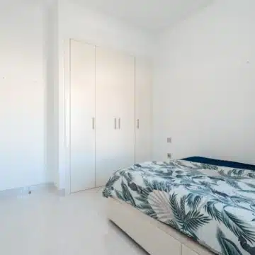 Modern 2-bedroom apartment in the gated and secure community of Belaire, Estepona Picture 30