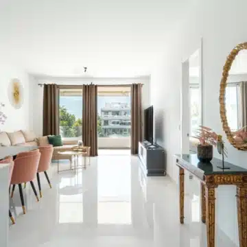 Modern 2-bedroom apartment in the gated and secure community of Belaire, Estepona Picture 13