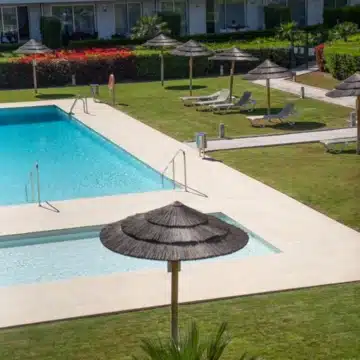 Modern 2-bedroom apartment in the gated and secure community of Belaire, Estepona Picture 11