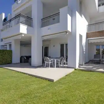 3-bedroom ground floor apartment with stunning open views of the golf course in Los Arqueros, Benahavís Picture 24