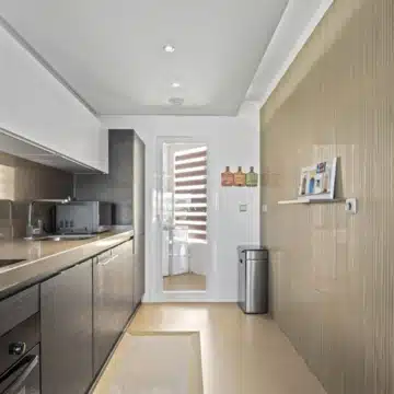 3-bedroom ground floor apartment with stunning open views of the golf course in Los Arqueros, Benahavís Picture 1
