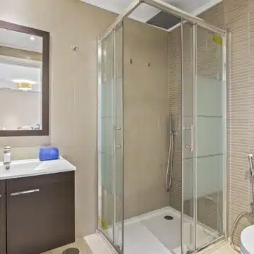 3-bedroom ground floor apartment with stunning open views of the golf course in Los Arqueros, Benahavís Picture 16