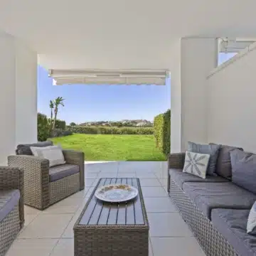 3-bedroom ground floor apartment with stunning open views of the golf course in Los Arqueros, Benahavís Picture 17