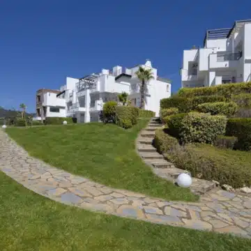 3-bedroom ground floor apartment with stunning open views of the golf course in Los Arqueros, Benahavís Picture 3