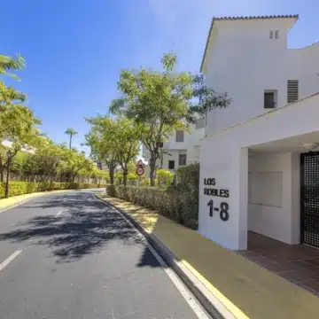 3-bedroom ground floor apartment with stunning open views of the golf course in Los Arqueros, Benahavís Picture 4