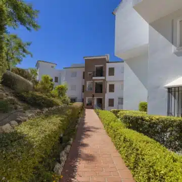 3-bedroom ground floor apartment with stunning open views of the golf course in Los Arqueros, Benahavís Picture 26