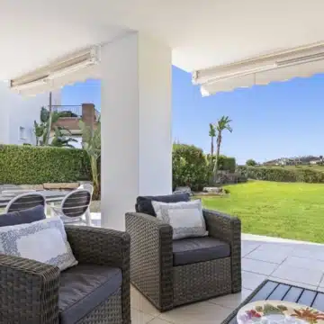 3-bedroom ground floor apartment with stunning open views of the golf course in Los Arqueros, Benahavís Picture 18