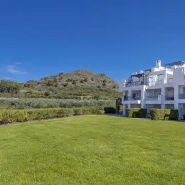 3-bedroom ground floor apartment with stunning open views of the golf course in Los Arqueros, Benahavís Picture 20