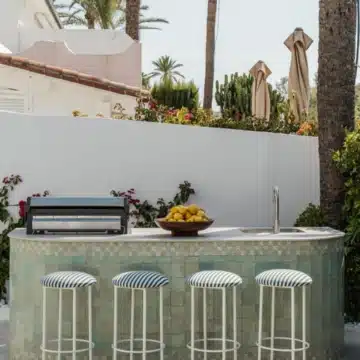 Beachfront semi-detached home in the exclusive Oasis Club, Marbella Golden Mile Picture 11