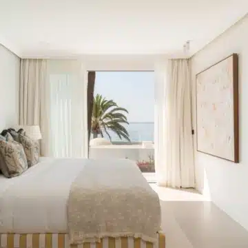 Beachfront semi-detached home in the exclusive Oasis Club, Marbella Golden Mile Picture 23