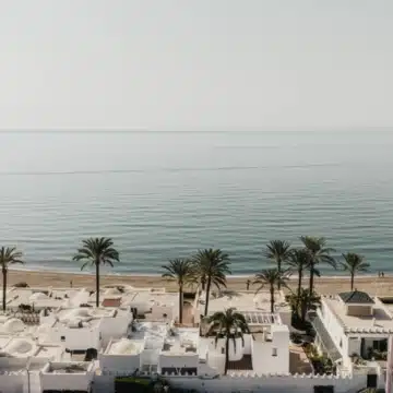 Beachfront semi-detached home in the exclusive Oasis Club, Marbella Golden Mile Picture 4