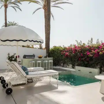 Beachfront semi-detached home in the exclusive Oasis Club, Marbella Golden Mile Picture 2
