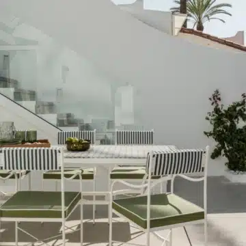 Beachfront semi-detached home in the exclusive Oasis Club, Marbella Golden Mile Picture 12