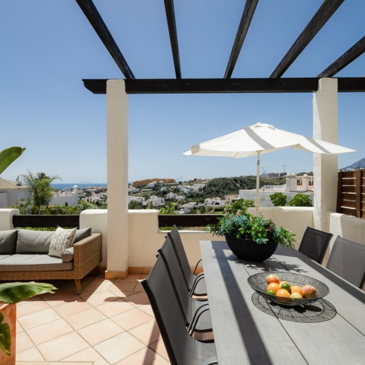 Elegant 2-bedroom apartment in the highly sought-after Sunset Golf residential complex in La Resina Golf, Estepona Picture