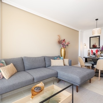 Elegant 2-bedroom apartment in the highly sought-after Sunset Golf residential complex in La Resina Golf, Estepona Picture 3