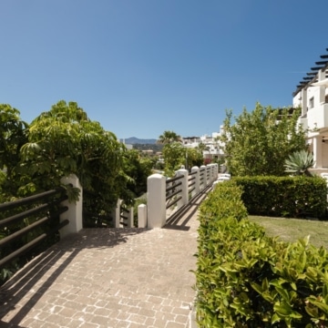 Elegant 2-bedroom apartment in the highly sought-after Sunset Golf residential complex in La Resina Golf, Estepona Picture 5