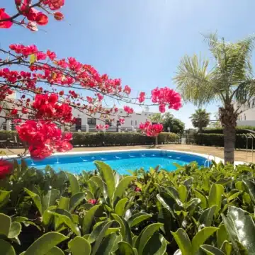 Elegant 2-bedroom apartment in the highly sought-after Sunset Golf residential complex in La Resina Golf, Estepona Picture 1