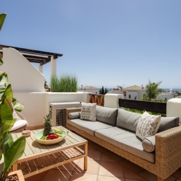 Elegant 2-bedroom apartment in the highly sought-after Sunset Golf residential complex in La Resina Golf, Estepona Picture 0