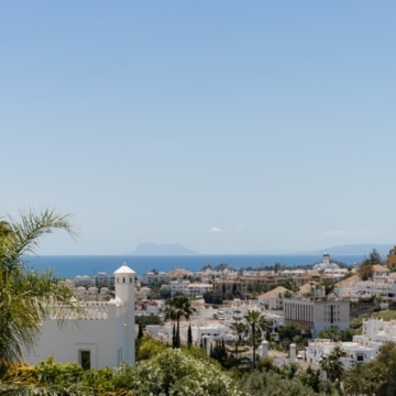 Elegant 2-bedroom apartment in the highly sought-after Sunset Golf residential complex in La Resina Golf, Estepona Picture 2