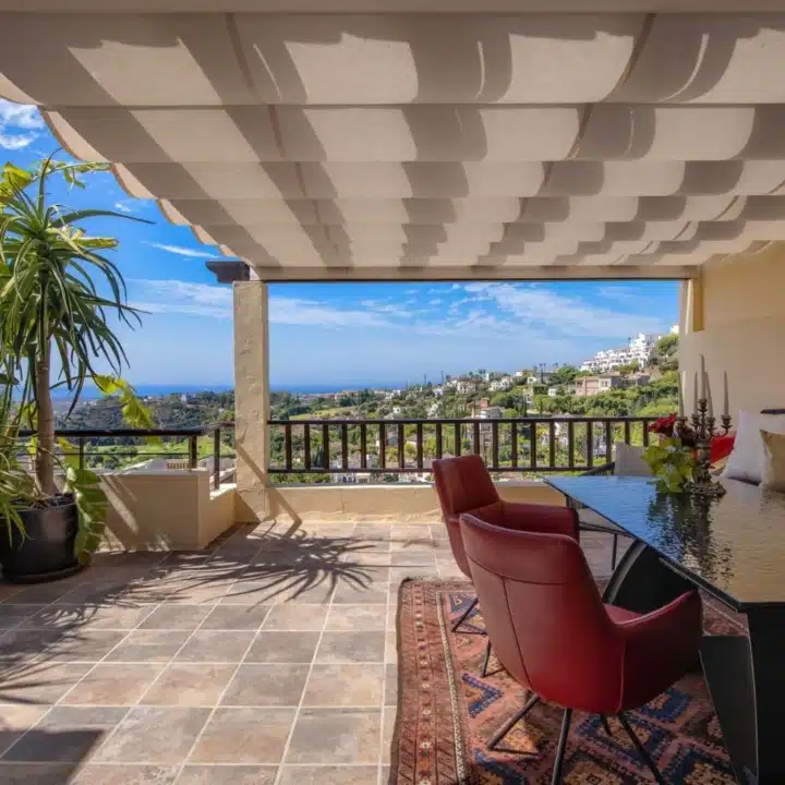 Recently renovated 1-bedroom apartment with stunning sea views in Los Arqueros, Benahavis Picture