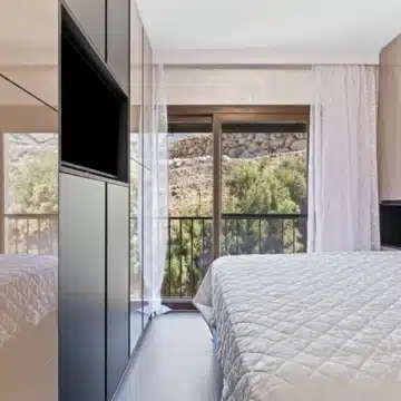 Recently renovated 1-bedroom apartment with stunning sea views in Los Arqueros, Benahavis Picture 19