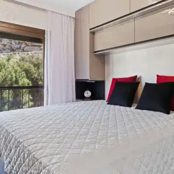 Recently renovated 1-bedroom apartment with stunning sea views in Los Arqueros, Benahavis Picture 8