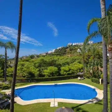 Recently renovated 1-bedroom apartment with stunning sea views in Los Arqueros, Benahavis Picture 5