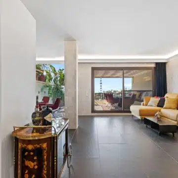 Recently renovated 1-bedroom apartment with stunning sea views in Los Arqueros, Benahavis Picture 11