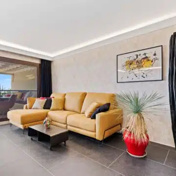 Recently renovated 1-bedroom apartment with stunning sea views in Los Arqueros, Benahavis Picture 12