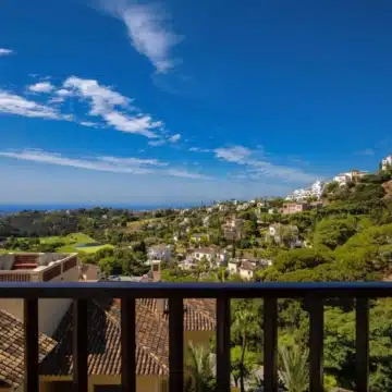 Recently renovated 1-bedroom apartment with stunning sea views in Los Arqueros, Benahavis Picture 2