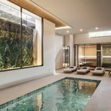 Palacetes de Banus – Luxury six bedroom villa with stunning views of sorrounding in Nueva Andalucia Picture 1