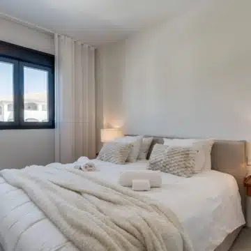 Stylish 2-bedroom apartment with open views in Aranya, Selwo Picture 8