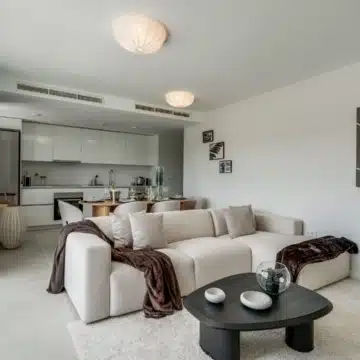 Stylish 2-bedroom apartment with open views in Aranya, Selwo Picture 5