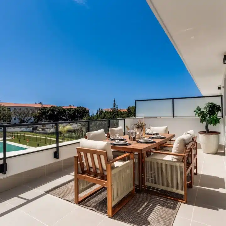 Stylish 2-bedroom apartment with open views in Aranya, Selwo Picture