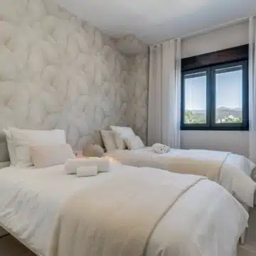 Stylish 2-bedroom apartment with open views in Aranya, Selwo Picture 14