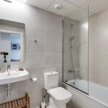 Stylish 2-bedroom apartment with open views in Aranya, Selwo Picture 17