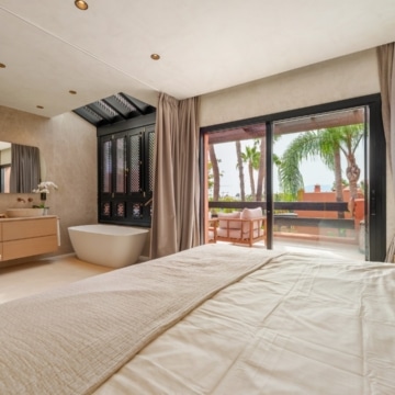 Fully renovated 4-bedroom townhouse boasting panoramic views in Monte Marbella Club, Marbella Golden Mile Picture 2