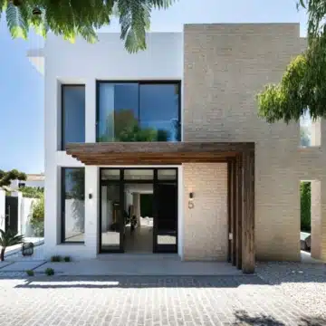 Modern villa within the exclusive residential enclave of La Arboleda, Estepona East Picture 1