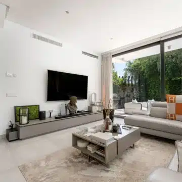 Modern villa within the exclusive residential enclave of La Arboleda, Estepona East Picture 14