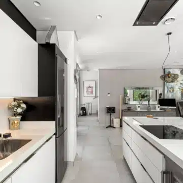 Modern villa within the exclusive residential enclave of La Arboleda, Estepona East Picture 7