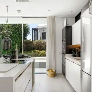 Modern villa within the exclusive residential enclave of La Arboleda, Estepona East Picture 9