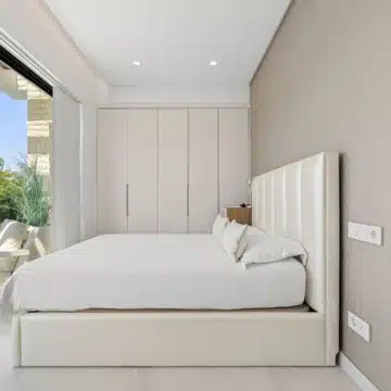 Modern villa within the exclusive residential enclave of La Arboleda, Estepona East Picture 17